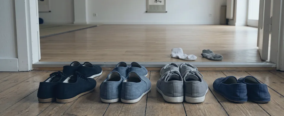 Schuhe vor der Tür eines Studios