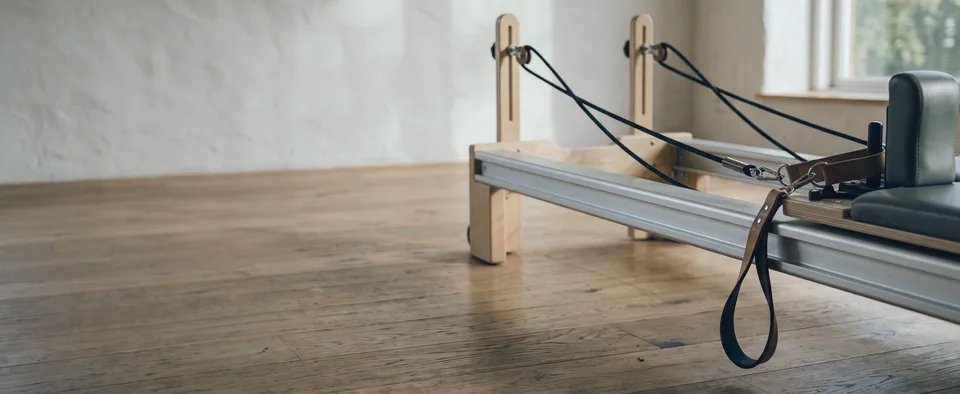 Ein Pilates-Reformer in einem leeren Studio